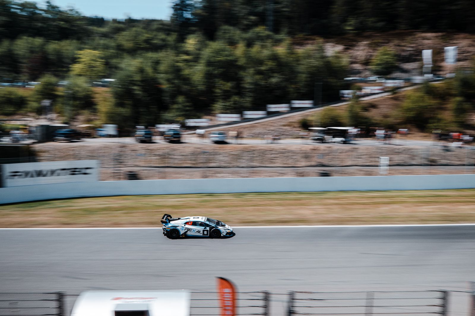 Voiture de sport sur une piste automobile